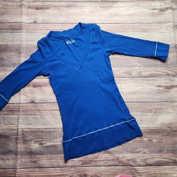 5/$15 Tee Shop Blue V Neck Y2K Shirt Top - Picture 4 of 9